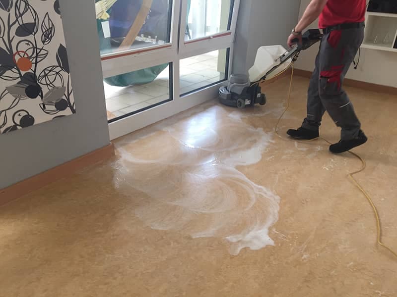 Polymerstripping von Linoboden in einem Pflegeheim